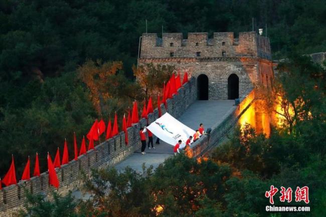 Η σημαία των Χειμερινών Ολυμπιακών Αγώνων του 2022 στο Σινικό Τείχος κατά την διάρκεια πολιτιστικών δραστηριοτήτων για τους Ολυμπιακούς αγώνες του 2022 που έγιναν καθώς ξεκίνησε η αντίστροφη μέτρηση των 500 ημέρων, στο Μπανταλίνγκ, περιοχή Γιαντσίνγκ του Πεκίνου, πρωτεύουσα της Κίνας, στις 20 Σεπτεμβρίου 2020. (φωτογραφία / China News Service)