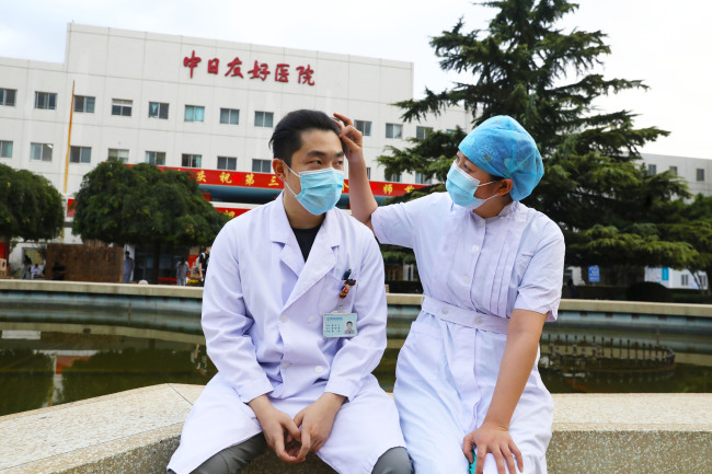 Η Τσούι φτιάχνει τα μαλλιά του Γιάο στο νοσοκομείο στο Πεκίνο στις 11 Σεπτεμβρίου 2020<br>