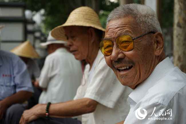 Οι φτωχοί ηλικιωμένοι μπορούν τώρα να απολαύσουν τα τελευταία χρόνια της ζωής τους χωρίς να ανησυχούν για τίποτα. (Daily Daily Online / Li Qiaochu)