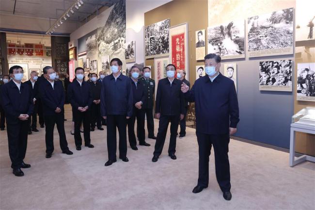 Ο Σι Τζινπίνγκ και άλλοι ηγέτες του Κομμουνιστικού Κόμματος της Κίνας και του κράτους επισκέπτονται την έκθεση για την 70η επέτειο του στρατού των Εθελοντών Κινεζικού Λαού (CPV) που πήγε στην Λαοκρατική Δημοκρατία της Κορέας (DPRK) στον Πόλεμο Αντίστασης στην Επιθετικότητα των ΗΠΑ για να βοηθήσει την Κορέα, στο Πολεμικό Μουσείο της Κινεζικής Λαϊκής Επανάστασης στο Πεκίνο, πρωτεύουσα της Κίνας, στις 19 Οκτωβρίου 2020. (Xinhua / Ju Peng)