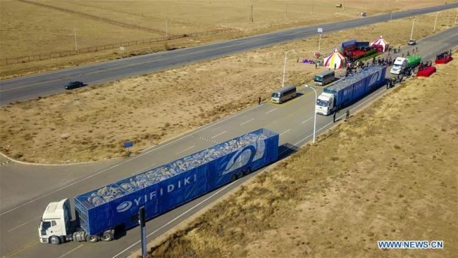 Η εναέρια φωτογραφία που τραβήχτηκε στις 22 Οκτωβρίου 2020, δείχνει φορτηγά φορτωμένα με πρόβατα από τη Μογγολία που διέρχονται από το Ερενχότ, στην Αυτόνομη Περιοχή της εσωτερικής Μογγολίας της βόρειας Κίνας.