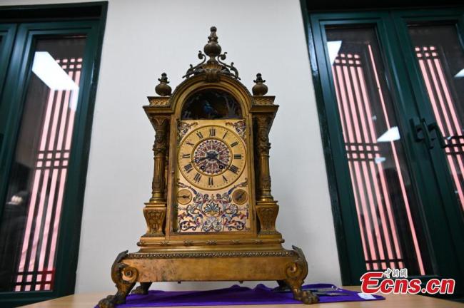 Ένα επίχρυσο ρολόι από χαλκό της δυναστείας Τσινγκ (1644-1911) σε έκθεση στο Μουσείο του Παλατιού στο Σενγιάνγκ στις 16 Νοεμβρίου 2020.