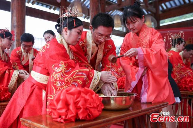Στιγμή από το τελετουργικό του γάμου που τελέστηκε στο Γκουιγιάνγκ της επαρχίας Γκουιτζόου στις 16 Νοεμβρίου 2020, σύμφωνα με το τελετουργικό της δυναστείας Τζόου (1046 π.Χ- 256 π.Χ).