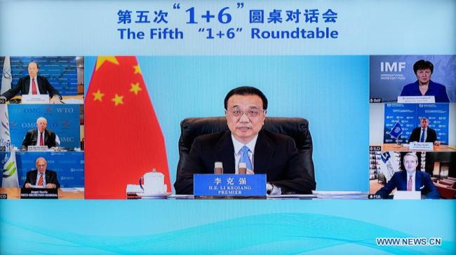 Ο Κινέζος πρωθυπουργός Λι Κετσιάνγκ, στην 5η συνεδρίαση στρογγυλής τραπέζης «1 + 6» με ηγέτες έξι μεγάλων διεθνών οικονομικών ιδρυμάτων μέσω τηλεδιάσκεψης, στο Πεκίνο, στις 24 Νοεμβρίου 2020. (φωτογραφία/Xinhua)
