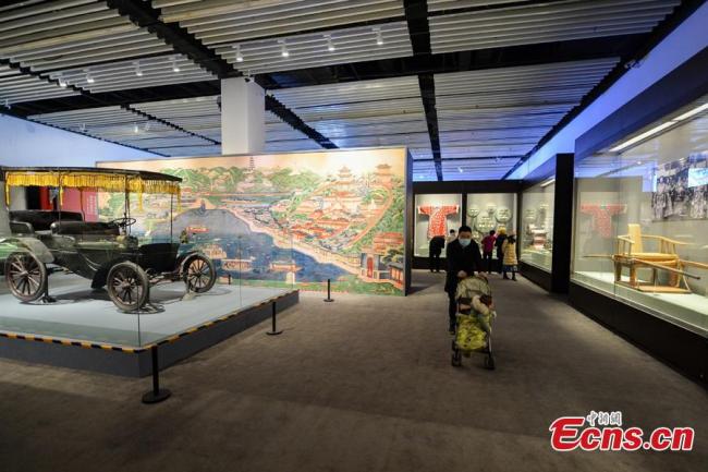 Επισκέπτες στην έκθεση "Μια ιστορία του Κήπου ΙΙ – Τα 270 Χρόνια των Θερινών Ανακτόρων", που φιλοξενείται από το Μουσείο Κινέζικων Κήπων και Αρχιτεκτονικής Τοπίων, στις 2 Δεκεμβρίου 2020.