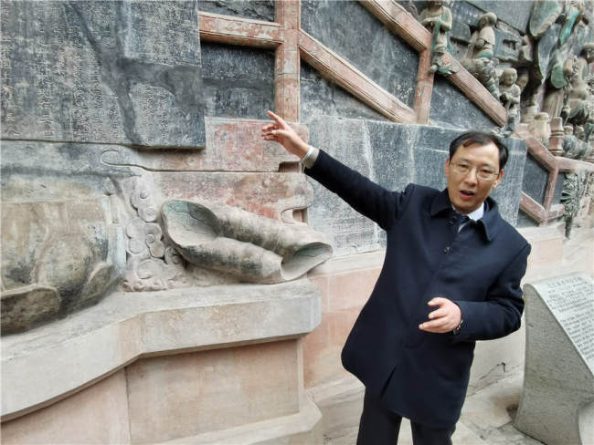 Ο Λι Φανγκγίν, διευθυντής της Ακαδημίας Γλυπτών των Βράχων Νταζού, ενός ινστιτούτου με έδρα το Τσονγκτσίνγκ, το οποίο είναι υπεύθυνο για τη διαχείριση των τοποθεσιών. [Φωτογραφία από τον Wang Kaihao / China Daily]