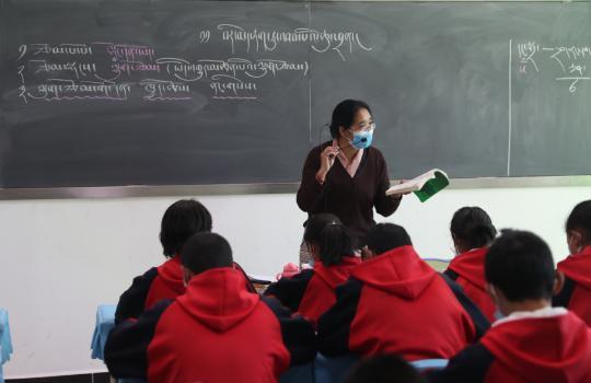 Μαθητές παρακολουθούν μαθήματα θιβετιανής γλώσσας σε ένα γυμνάσιο της Λάσα. (Φωτογραφία από Zou Hong / China Daily)