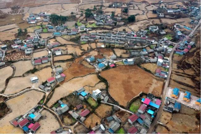 Η πάνω φωτογραφία δείχνει το παλιό χωριό όπου έζησε η Μπαμού ως παιδί και η κάτω φωτογραφία δείχνει το χωριό Ταογιουάν, όπου κατοικεί τώρα. [Φωτογραφίες / Xinhua]<br>