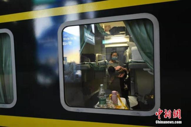 Επιβάτες επιβιβάζονται σε τρένο στο σιδηροδρομικό σταθμό Σιτζιατζουάνγκ στην επαρχία Χεμπέι, 8 Φεβρουαρίου 2021. (Φωτογραφία / VCG)<br>
