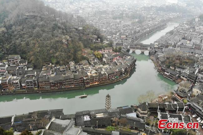 Η φωτογραφία που τραβήχτηκε στις 16 Φεβρουαρίου 2021 δείχνει τον ποταμό Τουοτζιάνγκ στην πόλη Φενχουάνγκ στον αυτόνομο νομό των Σιανγκσί Τουτζιά και Μιάο, στην επαρχία Χουνάν της Κεντρικής Κίνας. (Φωτογραφία: China News Service / Yang Huafeng)