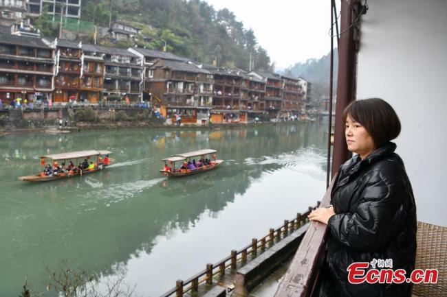 Η φωτογραφία που ελήφθη στις 16 Φεβρουαρίου 2021 δείχνει τον ποταμό Tουοτζιάνγκ που διασχίζει την πόλη Φενχουάνγκ στον αυτόνομο νομό των Σιανγκσί Τουτζιά και Μιάο, στην επαρχία Χουνάν της Κεντρικής Κίνας.