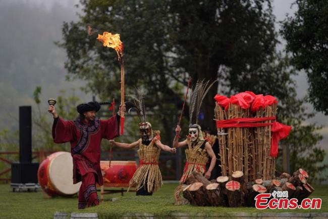 Μια παραδοσιακή ιεροτελεστία για τον εξορκισμό των κακών πνευμάτων πραγματοποιήθηκε την Δευτέρα 22 Μαρτίου στην κομητεία Σουανγκμπάι που βρίσκεται στον Αυτόνομο Νομό Τσουσιόνγκ Γι της επαρχίας Γιουνάν. <br>