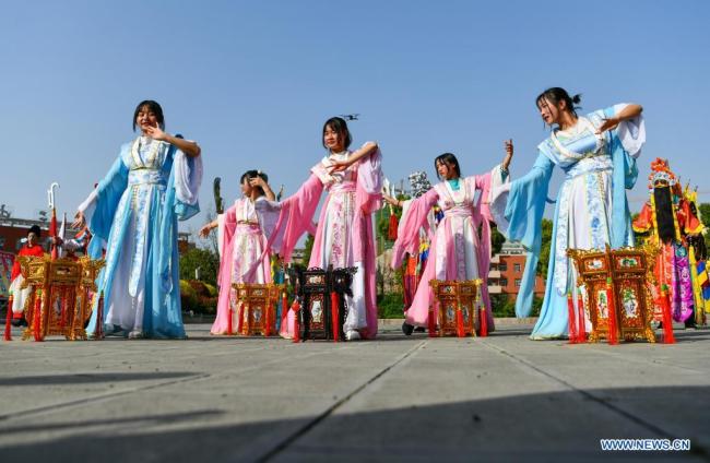 Μαθητές και οι καθηγητές κάνουν πρόβες στην παραδοσιακή όπερα Ταϊπίνγκ Χουαντενγκσί στο 3ο Γυμνάσιο της κομητείας Λονγκλί, στον Αυτόνομο Νομό Τσιενάν Μπουγί και Μιάο που βρισκεται στην νοτιοδυτική Κίνα στις 23 Μαρτίου 2021. <br>