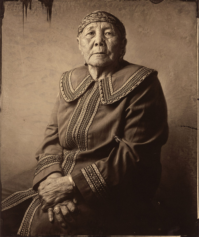 Η Άντα Μπου, γεννημένη το 1944, άρχισε να εκτρέφει ταράνδους μόνη της σε ηλικία 12 ετών. Τα χειροποίητα παραδοσιακά γάντια, μπότες και παλτά από δέρμα που φτιάχνει, έχουν συλλεχθεί από πολλά μουσεία του εξωτερικού. [Φωτογραφία από WANG WEI / FOR CHINA DAILY]