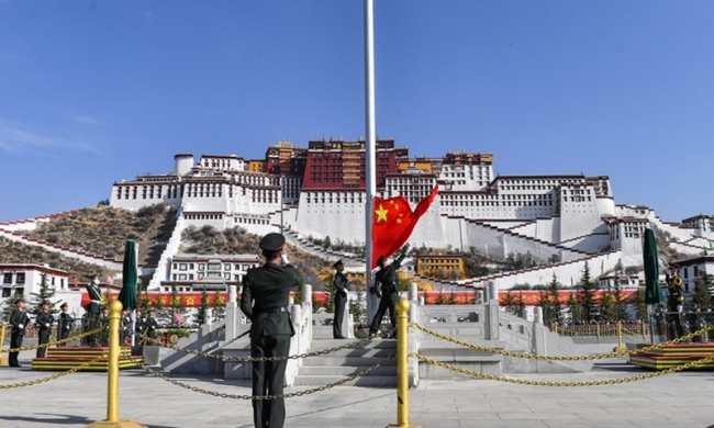 Τελετή σημαίας για τον εορτασμό της ημέρας χειραφέτησης των δουλοπάροικων στην πλατεία μπροστά από το παλάτι Ποτάλα στη Λάσα, πρωτεύουσα της αυτόνομης περιοχής του Θιβέτ της νοτιοδυτικής Κίνας, 28 Μαρτίου 2021. (Φωτογραφία: Xinhua)