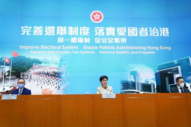 Η Κάρι Λαμ (κέντρο), Αρχηγός της Κυβέρνησης της Ειδικής Διοικητικής Περιοχής του Χονγκ Κονγκ (HKSAR), μιλά στον Τύπο στο Χονγκ Κονγκ της νότιας Κίνας, στις 30 Μαρτίου 2021. (φωτογραφία/ Xinhua)