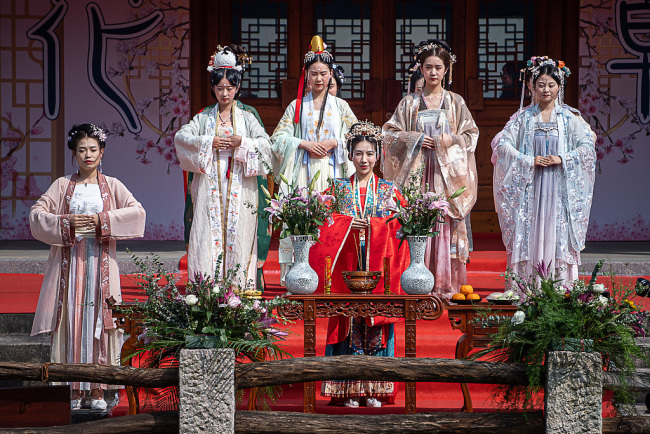 Το 3ο Φεστιβάλ Χάνφου Χουατζάο, πραγματοποιήθηκε στο Γουγισάν, στην επαρχία Φουτζιέν της Ανατολικής Κίνας στις 28 Μαρτίου, με 12 γυναίκες ντυμένες με χάνφου ειδικά για αυτόν τον εορτασμό. [Φωτογραφία / VCG]
