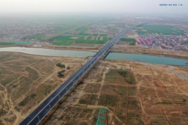 Η εναέρια φωτογραφία που τραβήχτηκε στις 31 Μαρτίου 2021 δείχνει τον υπό κατασκευή αυτοκινητόδρομο Πεκίνου-Σιονγκ’άν στην Νέα Περιοχή Σιονγκ’άν, στην επαρχία Χεμπέι της βόρειας Κίνας.