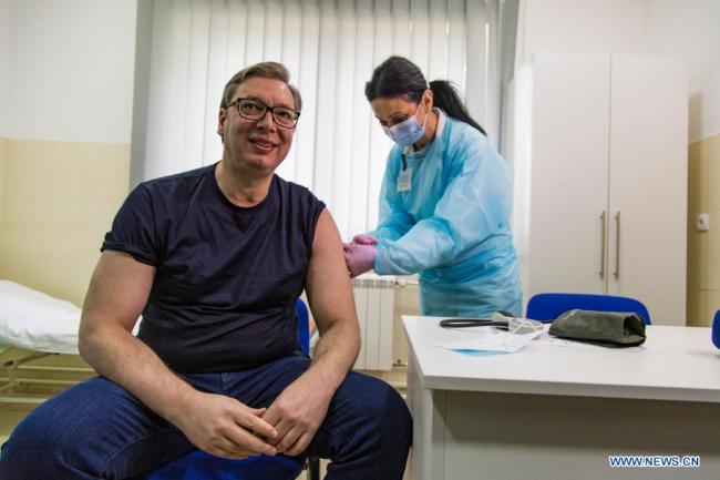 Ο Πρόεδρος της Σερβίας Αλεξάνταρ Βούτσιτς ενώ δέχεται μια δόση του εμβολίου της Sinopharm από την Κίνα κατά του COVID-19 στο Ματζντάντεκ της Σερβίας, στις 6 Απριλίου 2021. (φωτογραφία / Xinhua)