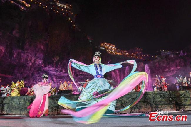 Η φωτογραφία που τραβήχτηκε στις 31 Μαρτίου 2021, δείχνει ερμηνευτές κινεζικής όπερας να κυματίζουν τα μακριά μανίκια της φορεσιάς τους πάνω στη σκηνή στην πόλη Φουρόνγκ, στην επαρχία Χουνάν της κεντρικής Κίνας.