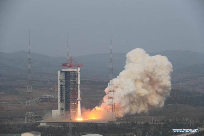 Ένας πύραυλος Long March-4B που μεταφέρει έναν δορυφόρο, τον τρίτο της σειράς Shiyan-6, εκτοξεύεται από το Κέντρο Εκτόξευσης Δορυφόρων Ταϊγιουάν στην επαρχία Σανσί της βόρειας Κίνας στις 9 Απριλίου 2021. Η Κίνα έστειλε με επιτυχία τον πειραματικό δορυφόρο σε προγραμματισμένη τροχιά την Παρασκευή. (Φωτογραφία / Xinhua)