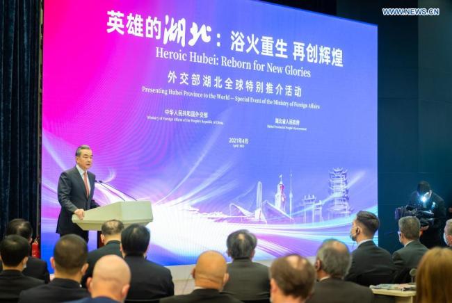 Ο Κινέζος Κρατικός Σύμβουλος και υπουργός Εξωτερικών Γουάνγκ Γι ομιλεί σε ειδική εκδήλωση του Υπουργείου Εξωτερικών για να παρουσιάσει την επαρχία Χουμπέι στον κόσμο, στο Πεκίνο, την πρωτεύουσα της Κίνας, στις 12 Απριλίου 2021. (φωτογραφία / Xinhua)