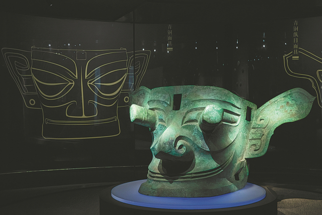 Μια χάλκινη μάσκα που ανασκάφηκε στα ερείπια του Σανσινγκντουέι το 1986 εκτίθεται στο μουσείο. [Φωτογραφία / Xinhua]
