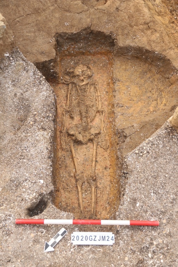 Η φωτογραφία που τραβήχτηκε στις 20 Μαρτίου 2021 δείχνει ανθρώπινα λείψανα που βρέθηκαν σε έναν αρχαίο τάφο στην τοποθεσία του Ναού Τζινλάν στη πόλη Γκουανγκτζόου, πρωτεύουσα της επαρχίας Γκουανγκντόνγκ της νότιας Κίνας. (φωτογραφία / Δημοτικό Ινστιτούτο Πολιτιστικής Κληρονομιάς και Αρχαιολογίας του Γκουανγκτζόου)