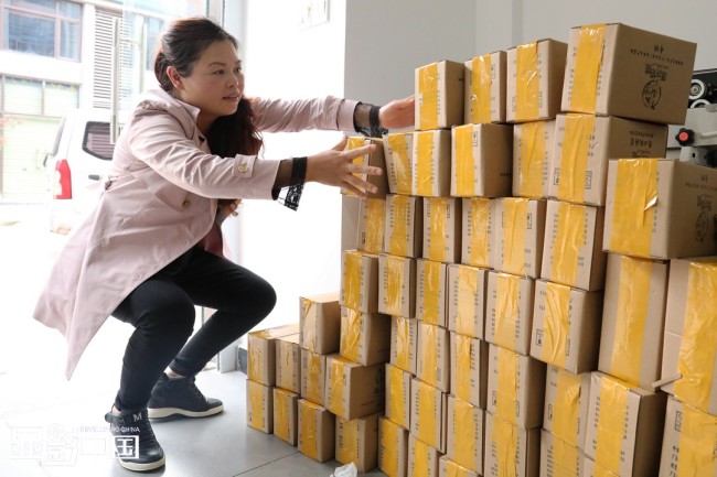 Η Ράο Τσουνχόνγκ ετοιμάζει τις ηλεκτρονικές παραγγελίες. [Φωτογραφία / Xinhua]