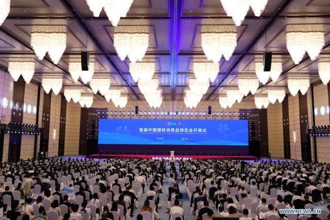 Η φωτογραφία που τραβήχτηκε στις 6 Μαΐου 2021 δείχνει τα εγκαίνια της 1ης Διεθνούς Έκθεσης Καταναλωτικών Προϊόντων της Κίνας στη πόλη Χαϊκού, πρωτεύουσα της επαρχίας Χαϊνάν της νότιας Κίνας. (φωτογραφία / Xinhua)