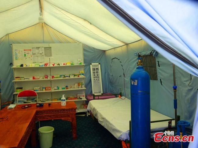 Αυτή η φωτογραφία δείχνει την ιατρική σκηνή στην Κατασκήνωση Βάσης στη βόρεια πλαγιά του όρους Τσομολάνγκμα, 9 Μαΐου 2021. (Φωτογραφία: China News Service)