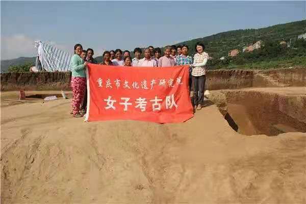 Μέλη της αρχαιολογικής ομάδας του Ινστιτούτου Πολιτιστικής Κληρονομιάς του Τσονγκτσίνγκ ποζάρουν με ντόπιους αγρότες, οι οποίοι προσέφεραν βοήθεια σε έναν τόπο ανασκαφών στην κομητεία Τζονγκσιέν του Τσονγκτσίνγκ το 2017. [Φωτογραφία που παρέχεται στην Κίνα Daily]