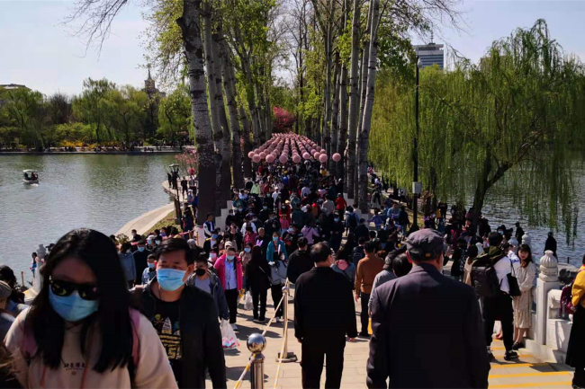 Τουρίστες επισκέπτονται το πάρκο Γιουγιουαντάν στο Πεκίνο, στις 5 Απριλίου 2021. [Φωτογραφία: China Plus]
