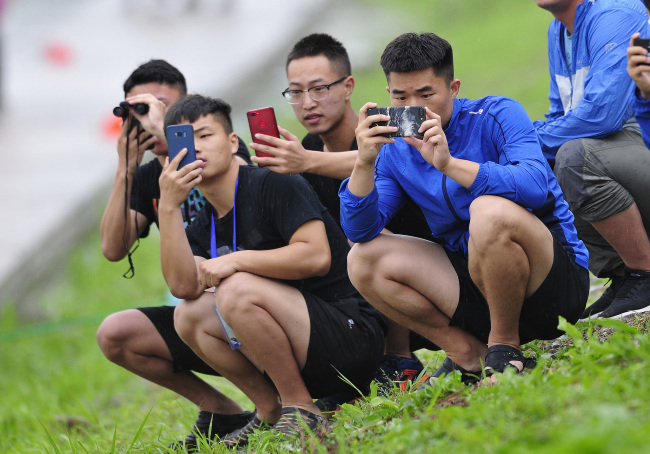 Νέοι τραβούν φωτογραφίες με τα κινητά τους στο Ναντζίνγκ της επαρχίας Τζιανγκσού στις 9 Ιουνίου 2018. [Φωτογραφία: CFP]
