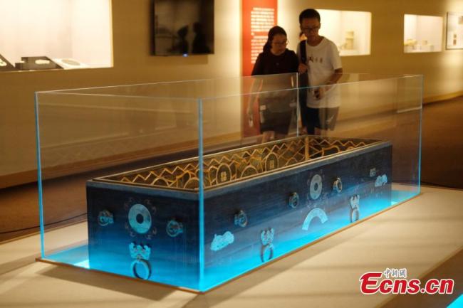 Η φωτογραφία δείχνει ένα φέρετρο από λάκα που πιστεύεται ότι είναι από την δυναστεία των Δυτικών Χαν (202 π.Χ.-9 μ.Χ.) με διακόσμηση από νεφρίτη, στο Μουσείο του Ναντζίνγκ, στις 3 Ιουλίου 2021. (Φωτογραφία / China News Service)