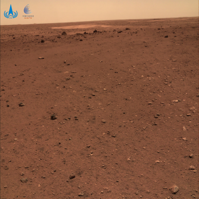 Παρακάτω εικόνες του Άρη που τραβήχτηκαν από τον Τζουρόνγκ [Φωτογραφία: CNSA]