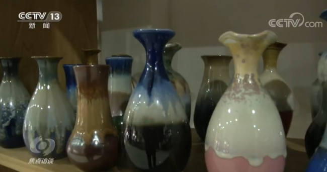 Mu mester kézműves műhelyében található fazekas vázák