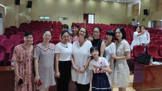 Lánczky Edit a hunani zenetanárokkal és gyerekekkel