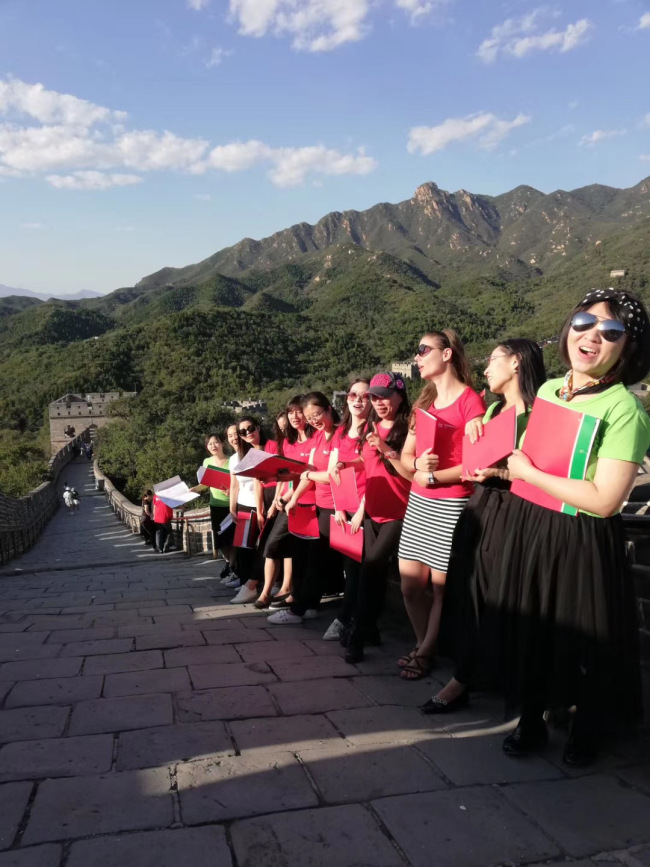 Flashmobos éneklést megvalósított a Pekingi Magyar Kulturális Intézet női kórus Bartók Béla emlékére 