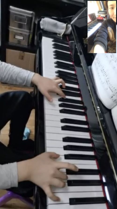 Ai Li zongoraórát tartott egy kislánynak a WeChat videóhíváson keresztül
