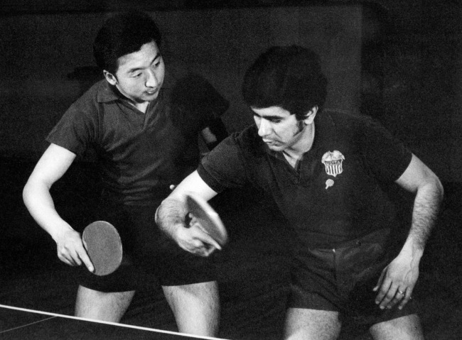 Egy kínai és egy amerikai asztalitenisz játékos együtt edzett 1971. áprilisában