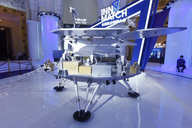 A Tianwen Mars-leszálló és a Zhurong marsjáró modellje