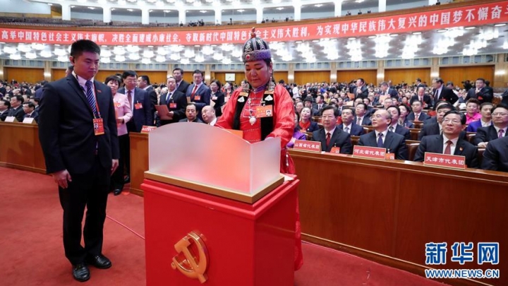 Xi Jinping é eleito para o novo Comitê Central do PCCh