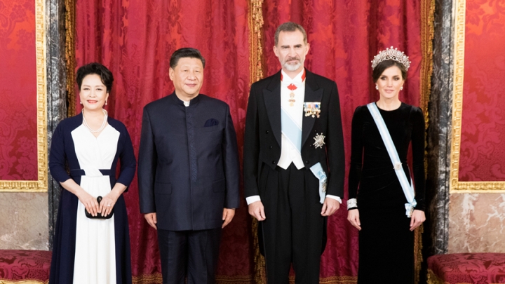 Xi Jinping recebe as boas-vindas do rei da Espanha no Palácio Real