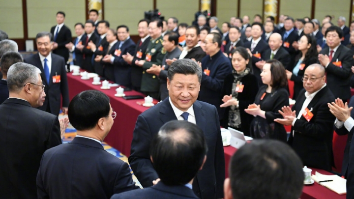 Xi Jinping visita membros de círculos de cultura e arte e de ciências sociais