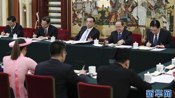 Li Keqiang delibera relatório de trabalho do governo com representantes de Guangxi