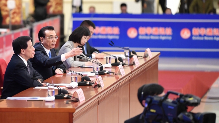 Li Keqiang fala à imprensa após encerramento da sessão da APN