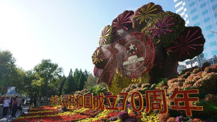 Beijing decorada com canteiros de flores para celebrar o Dia Nacional