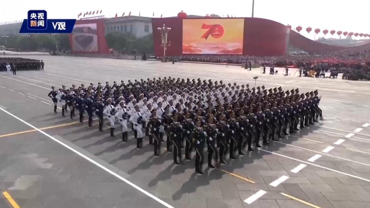 Guarda de honra do Exército de Libertação Popular da China marcham na Praça Tian’anmen