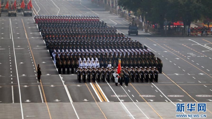 Desfile militar é realizado para comemorar 70º aniversário da República Popular da China
